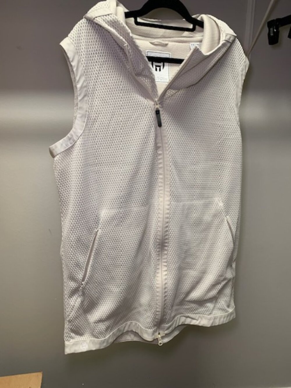 White Sleeveless Mesh Zip Vest – XL Lightweight Athletic Layer